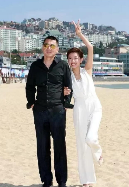 陈建斌是属于年轻时候显老，但老了还是那么年轻。旁边搂着他胳膊的这一位美女是谁，你