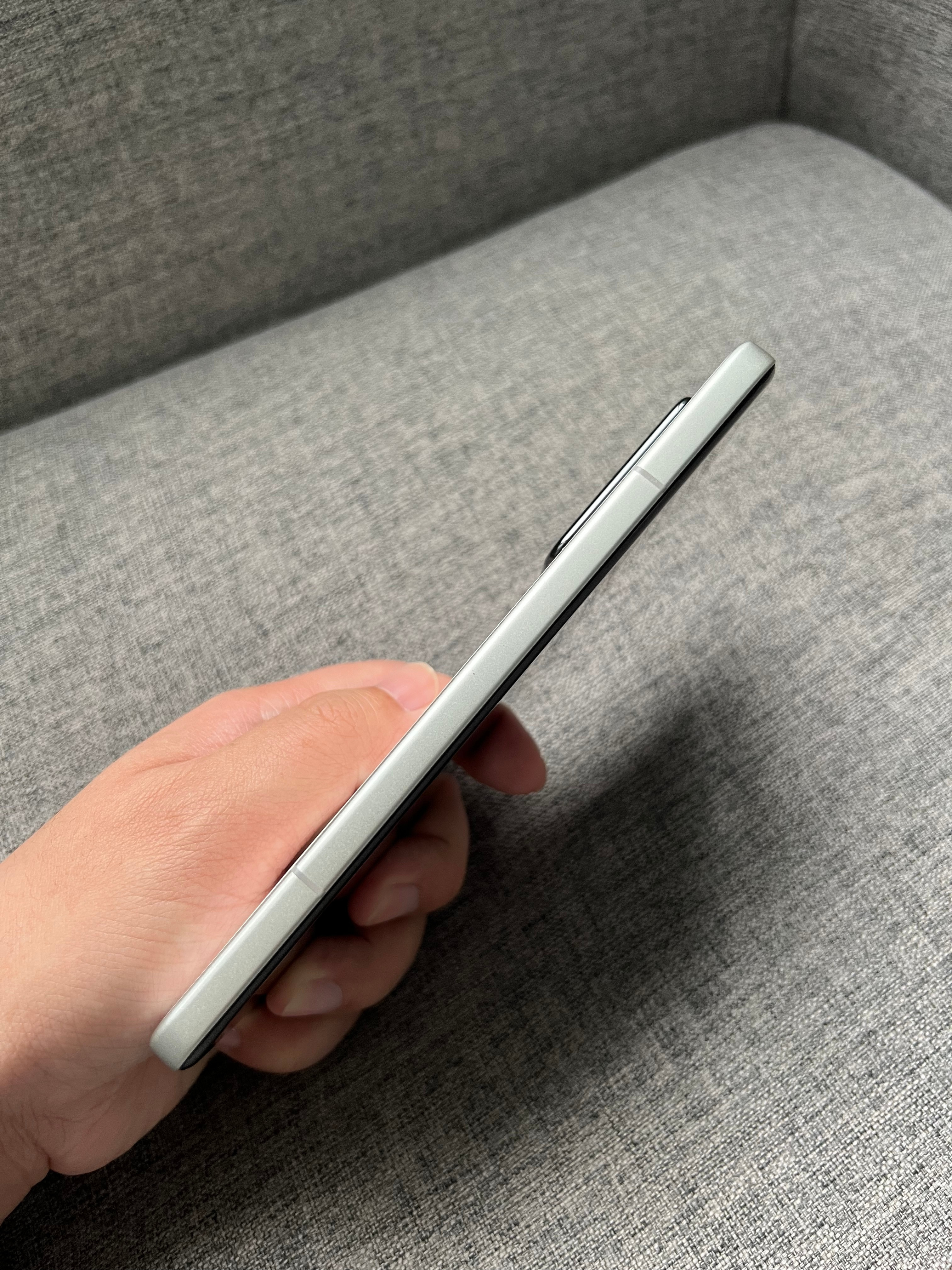 小米15Pro16+512G白色，屏幕非显示区域细小划痕，外壳划痕掉漆，盒