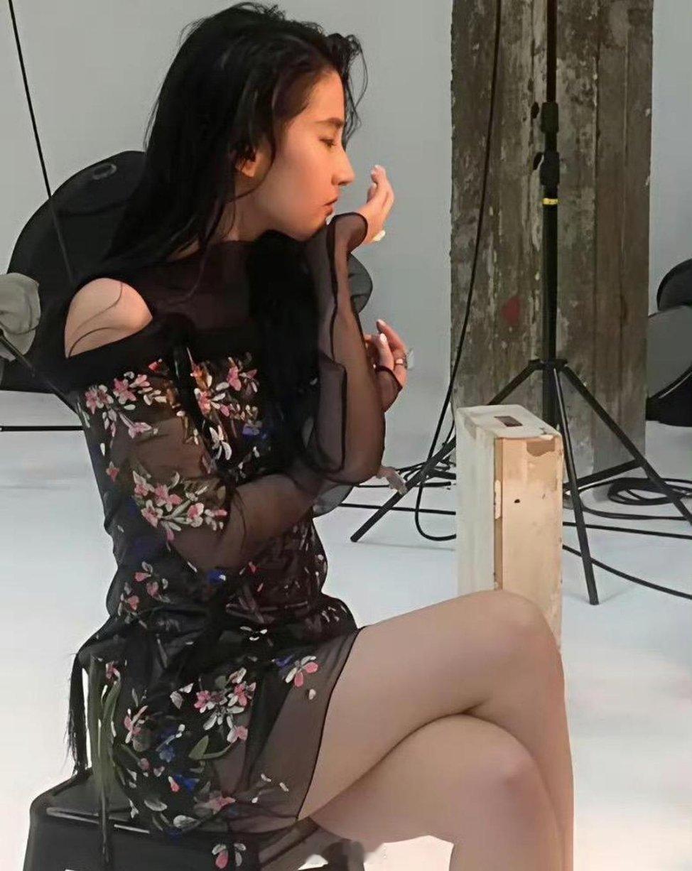 看刘亦菲小肚子，那些纠结的美女们应该释怀了吧？