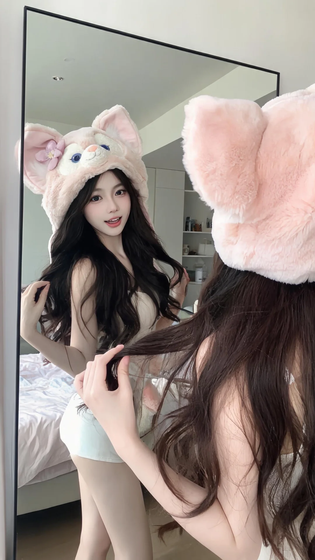 一位长发飘飘模样可爱的女生，尽显生活中的绚丽日常，人像摄影，日常快照风...