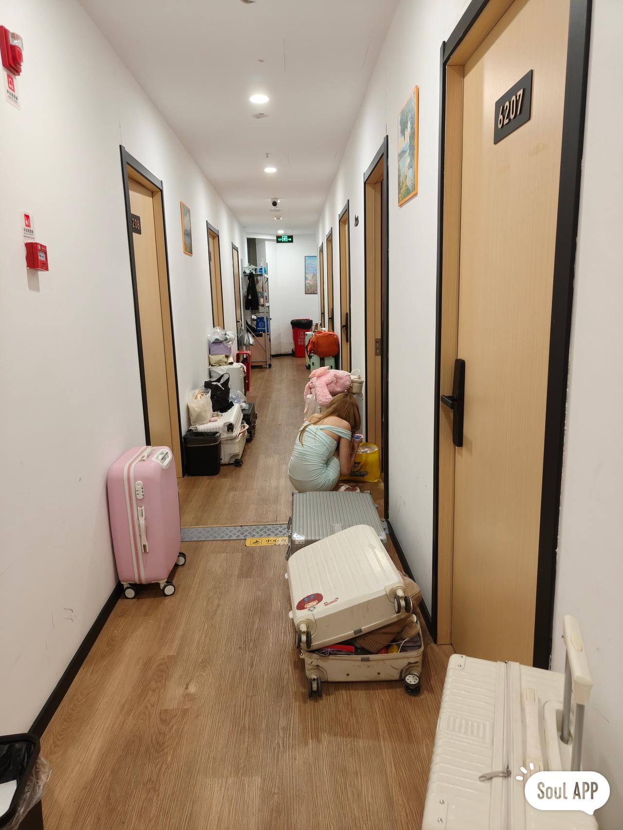 现在青旅旅馆很火爆,大部分人住的都是年轻打工人,或是一时找不到工作的人,也反映出