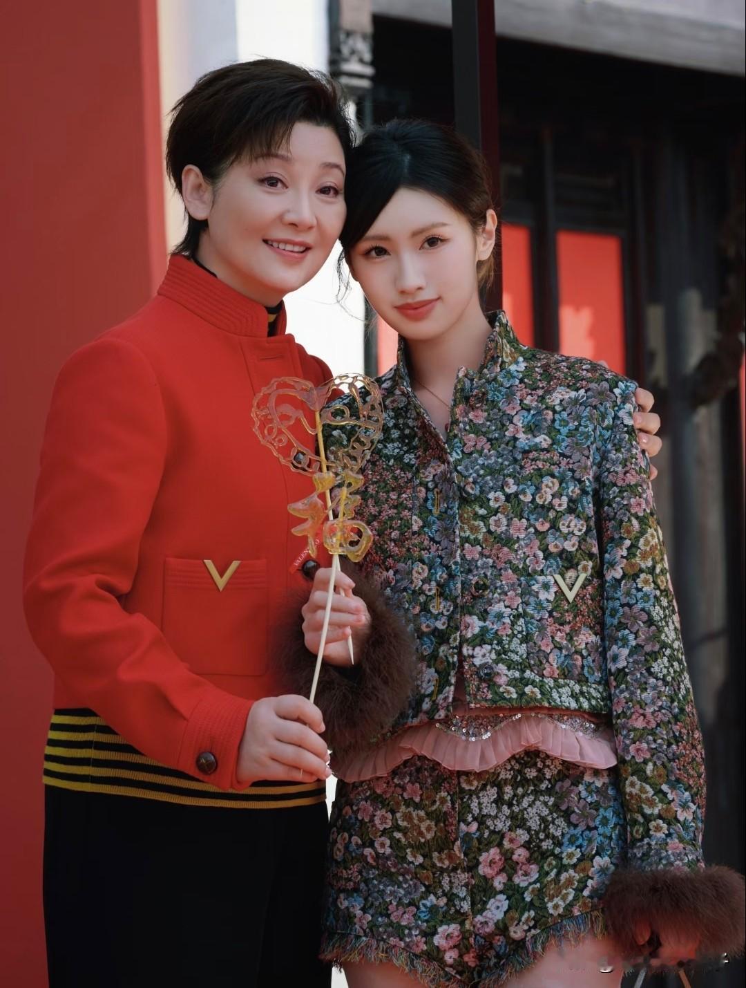 左边是徐帆，1967年出生，身高171cm。右边是徐朵，2004年出生，身高1