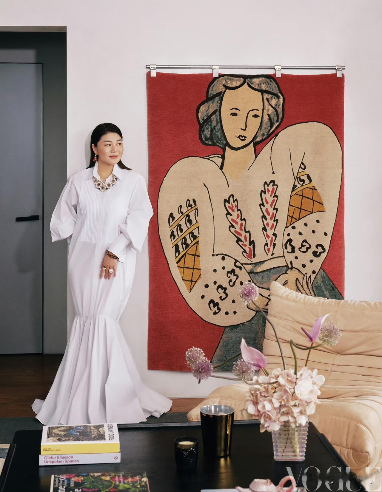 杨天真的家不仅装修有格调，而且非常有艺术气息，房子里摆放着很多她的自画像。