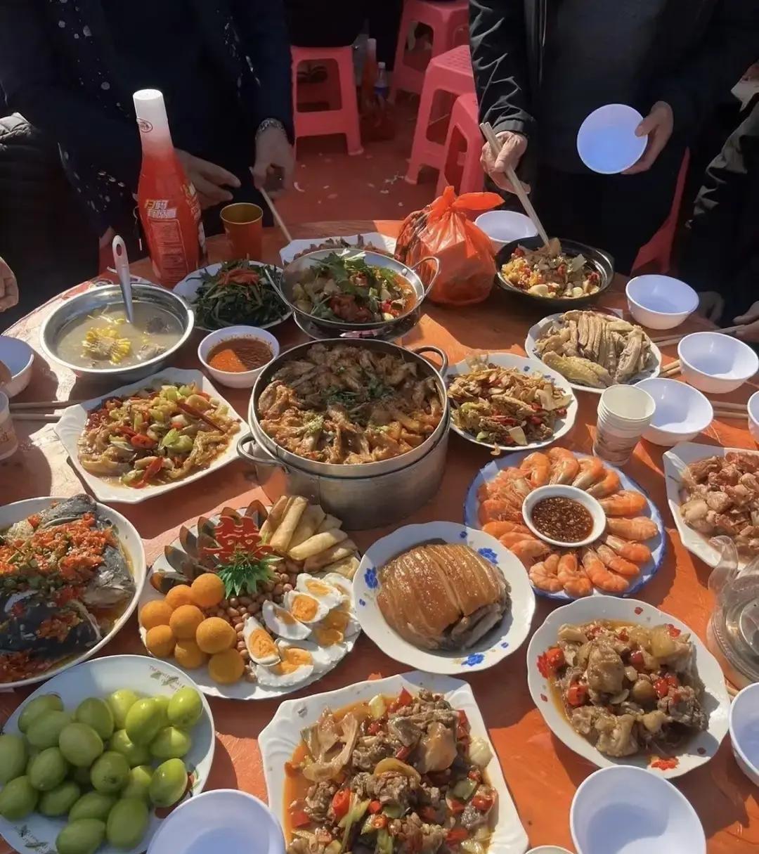 回老家参加一场婚宴，我当场就觉得这日子不对劲。那天婚礼办得特别阔气，红毯一路