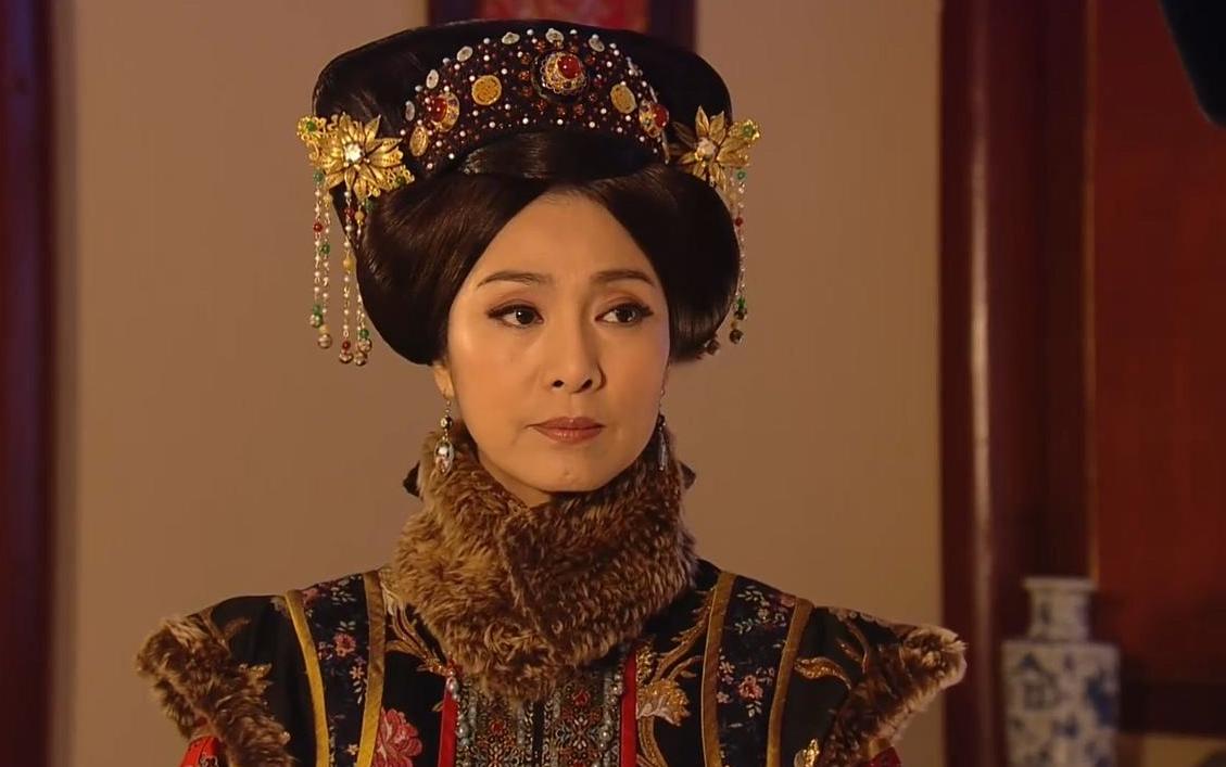 1881年北京，慈安太后正翻阅奏折，突然感到全身发热呼吸急促，这时一名太监走进房