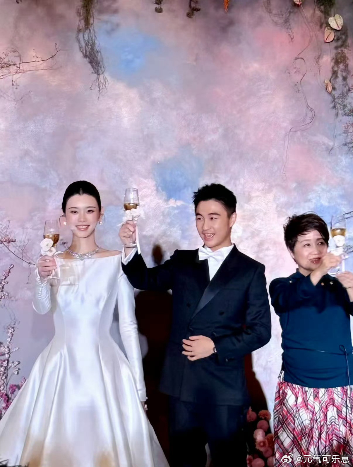 奚梦瑶给女儿买了可爱版菜篮子小小的迷你菜篮子看着软乎乎的，是妈妈逛街时一眼看中的