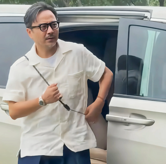 说起来汪涵确实让人觉得有点意思娱乐圈里的人，一旦有了名气，大多奔着北上广去，好