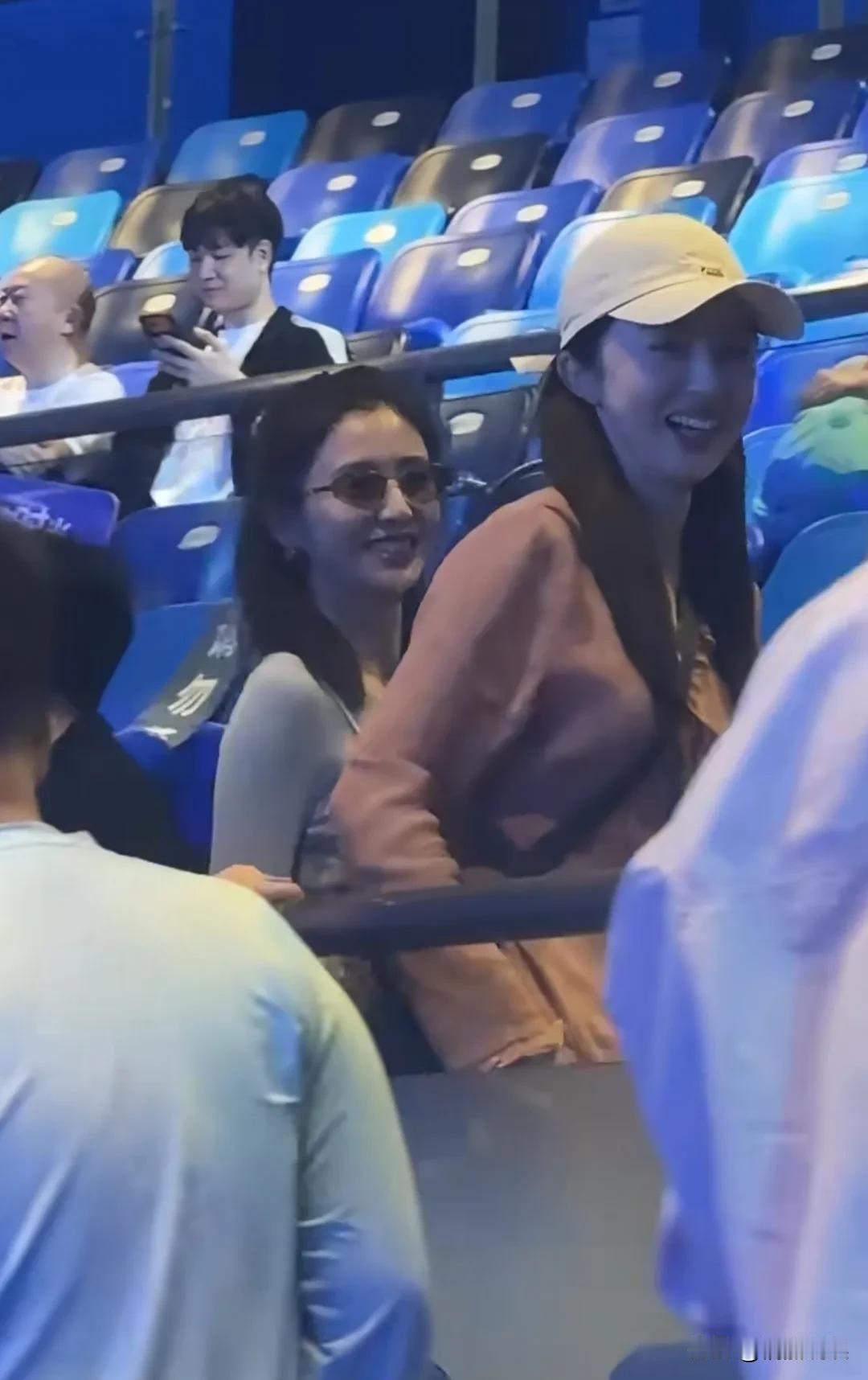 董璇和佟丽娅这姐妹情也太好了吧！董璇夫妻俩带着父母一起来三亚过春节，想不到佟丽