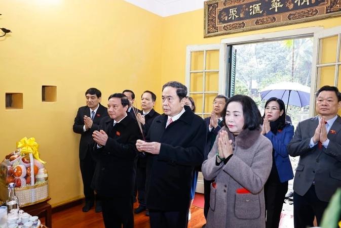 越南四驾马车陈青敏赴胡志明遗迹区的67号房上香缅怀胡志明。从现场可以看到，陈青敏