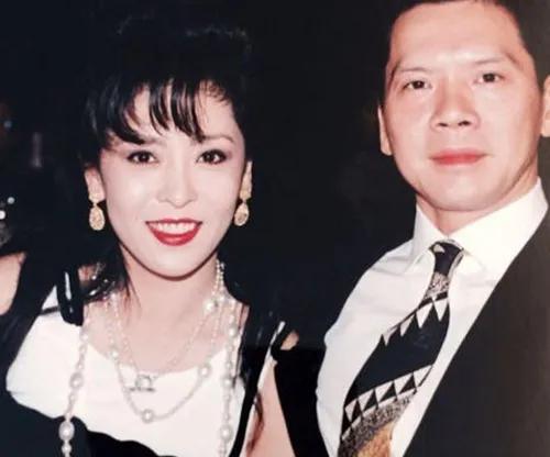 90年代，向华强每个月要支付前期和孩子5000块，向太大手一挥：“翻20倍，每个