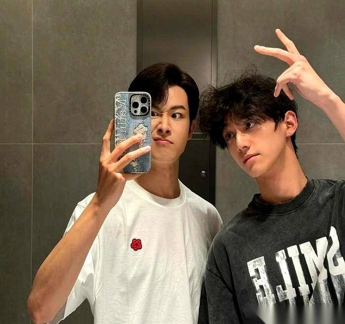 这哥们儿真给我看笑了。人家好心好意帮你抬轿子，你反手一个“谢谢儿子”？脑子但