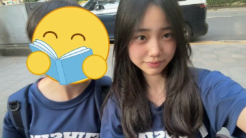 小S小女儿许老三晒好友合照，满屏青春洋溢，小S评论区互动超有爱小S的小女儿许老