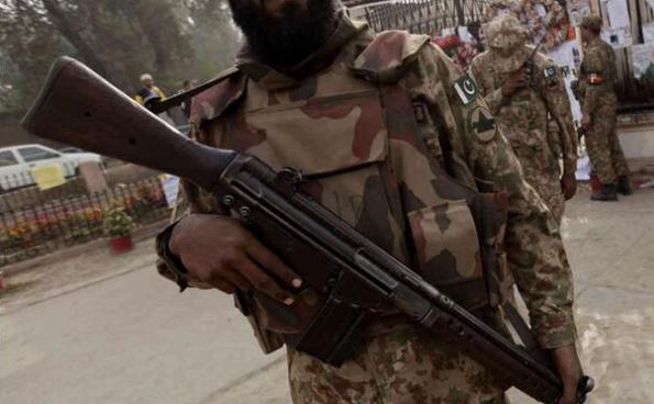 内斗爆发！阿洪扎达陷入死局，塔利班恐分崩离析，巴军突袭坎大哈不仅重创塔利班军事力