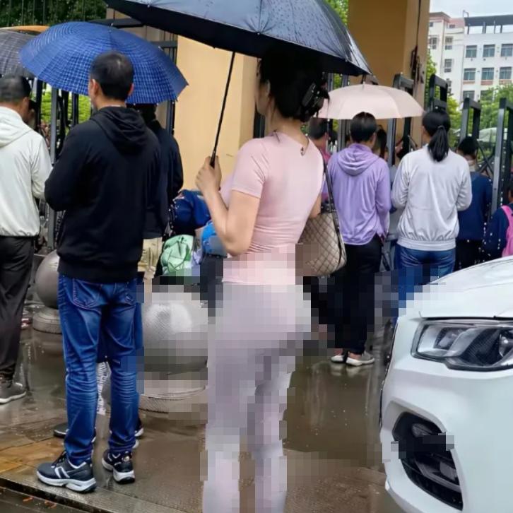 穿瑜伽裤接个娃，被骂“带坏孩子”；救灾女领导戴对耳环，被网暴到不敢出门。到底是谁