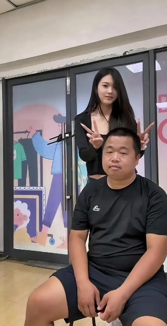 这应该是普通人的天花板了吧。身边美女，豪车一大堆。[大笑][大笑][大笑][