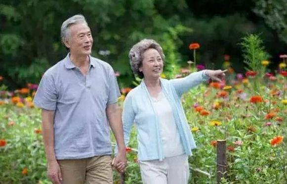 爷爷年轻的时候有个情人，后来因为奶奶坚决不离婚，爷爷和那个女人分手了。爷爷晚年患