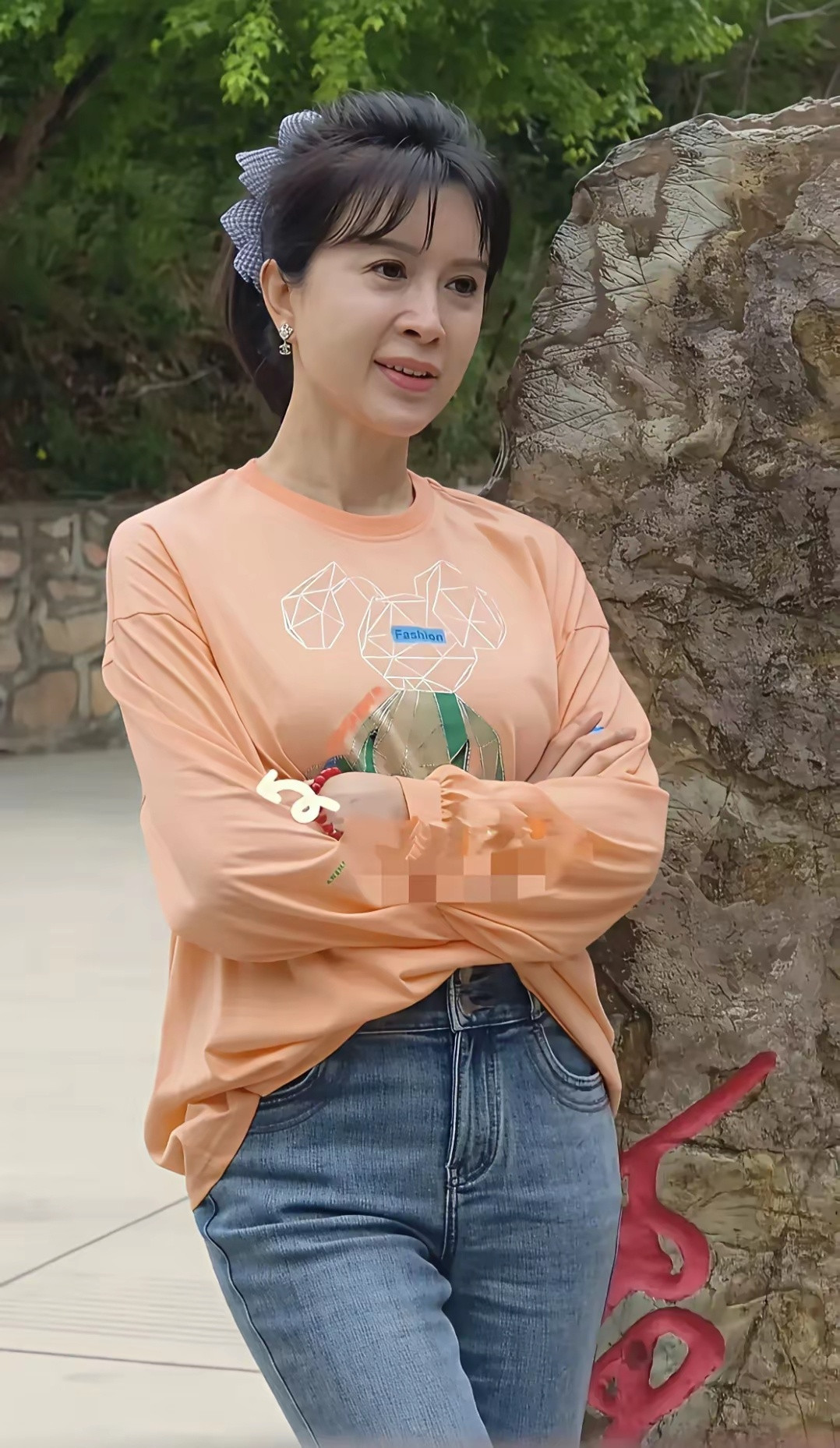 50岁的金巧巧，着实给所有女性提了个醒。即便拥有出众身材与姣好面容，也别轻易尝试
