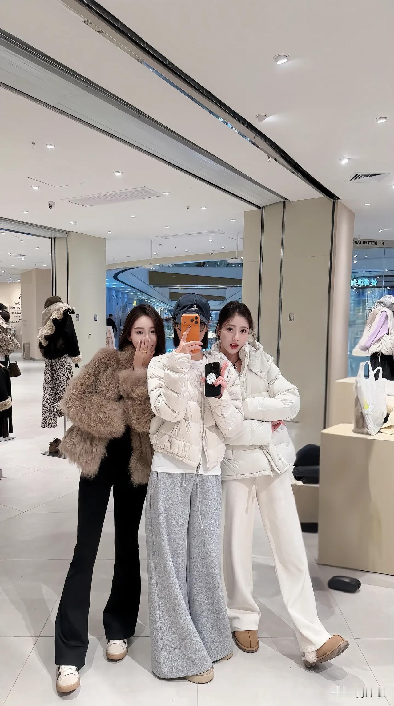 每天打开社交媒体看到我这张漂亮的脸很生气吧，漂亮刺激是无罪的。今天比较爱臭美今