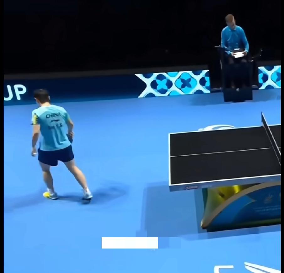 笑不活了！孙颖莎“莎牌扫地机”上线，赛场蹭地也太萌了😂谁懂啊家人们！20