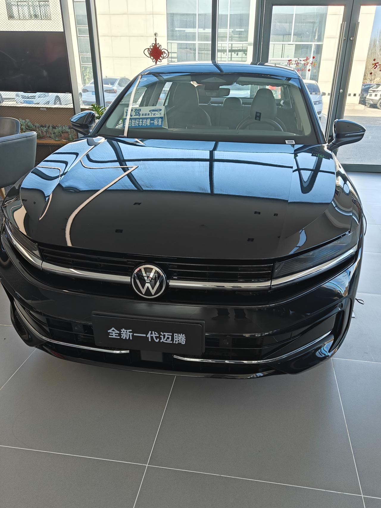 我对迈腾的研究并不多，体验这款迈腾只是觉得有些不对劲，跑到车尾才看到300的标志