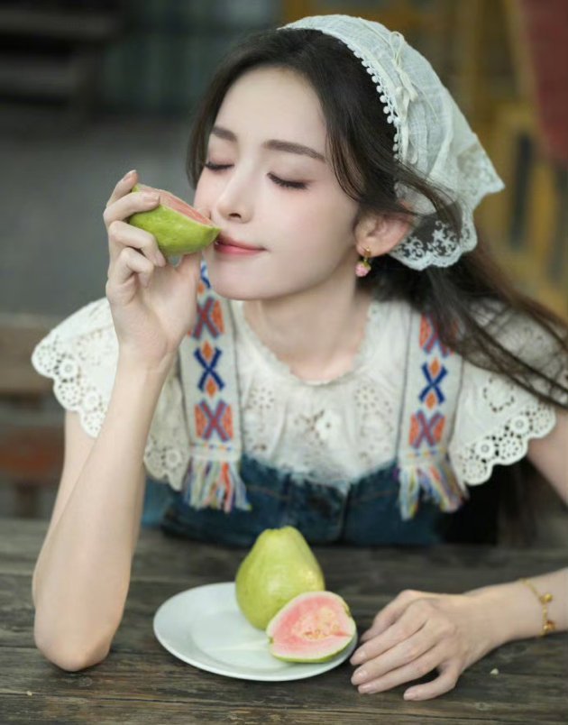  娜扎拍写真又差点热晕过去美景背后全是辛苦！夏日户外暴晒拍摄，美照代价太大