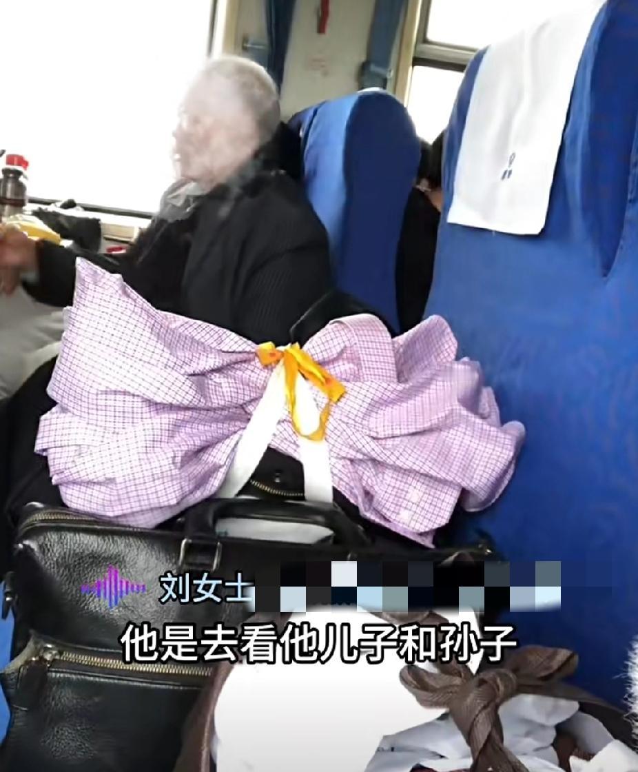 老人坐20多个小时火车硬座探望儿子孙子，邻座女孩心疼老人，偷偷帮其升级卧铺！11