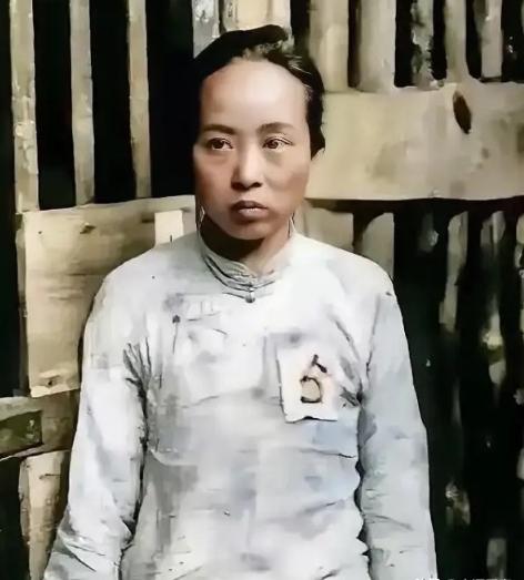 1937年11月24日，她是趴着被处决的，留下了这张遗照。魏文全，年芳25岁，时