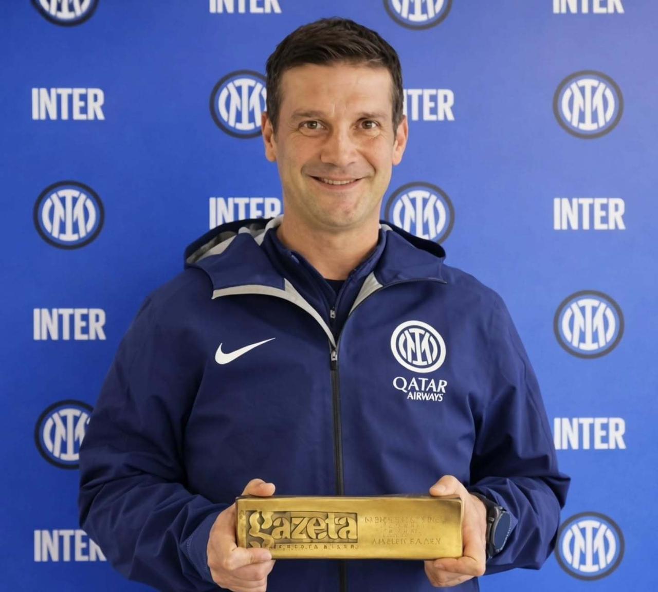 齐沃要求管理层引援！根据fcinter1908的消息，在右翼卫主力邓弗里斯长时间