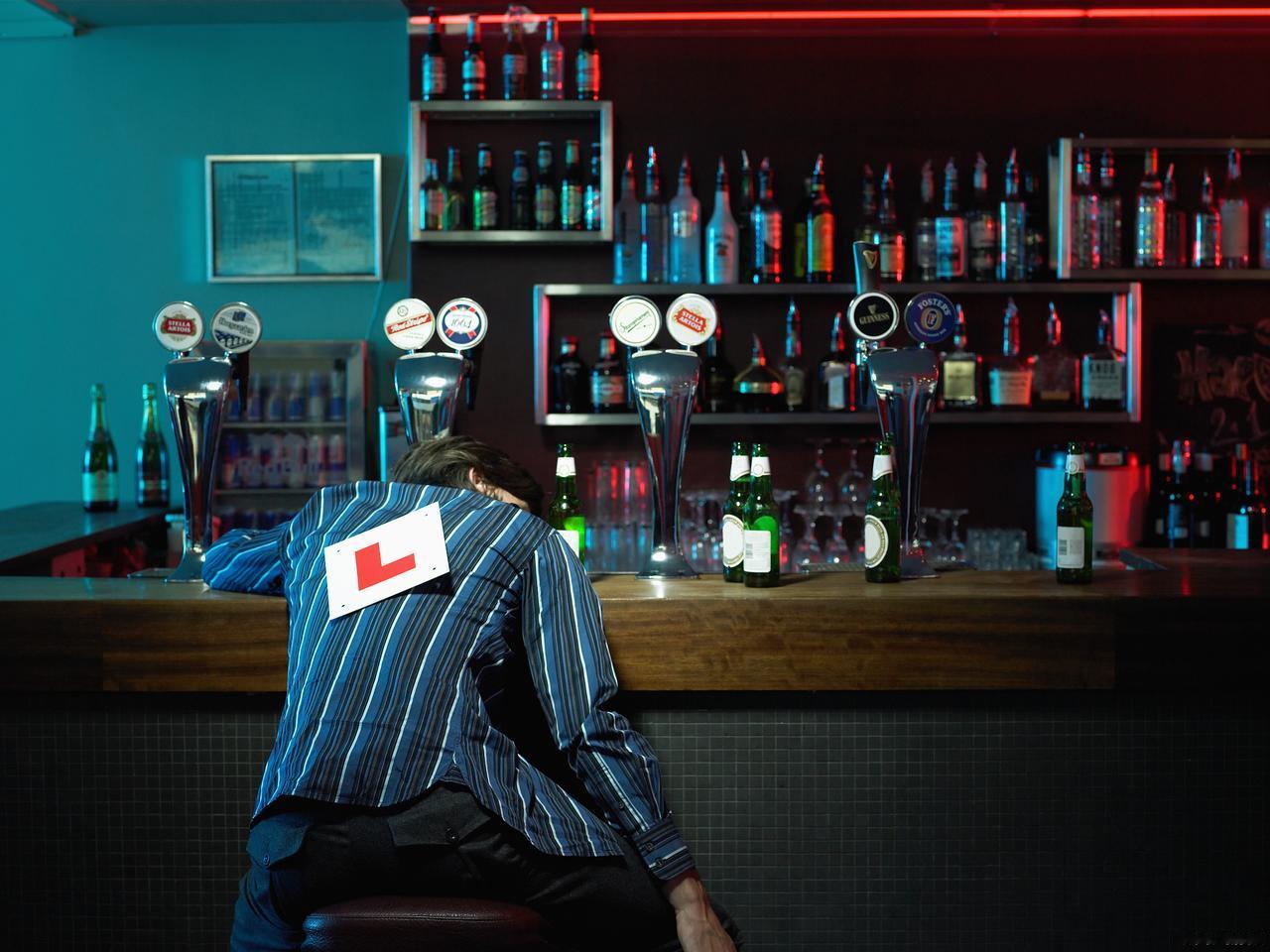 你刷到过那种视频吧？一个专家拍桌子喊：城市第一！学校第二！专业最不重要！听完热