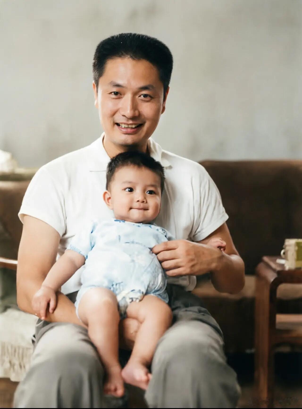 1978年夏，陈毅之子陈小鲁抱着年幼的儿子陈正国的温馨合影，照片中初为人父的陈小