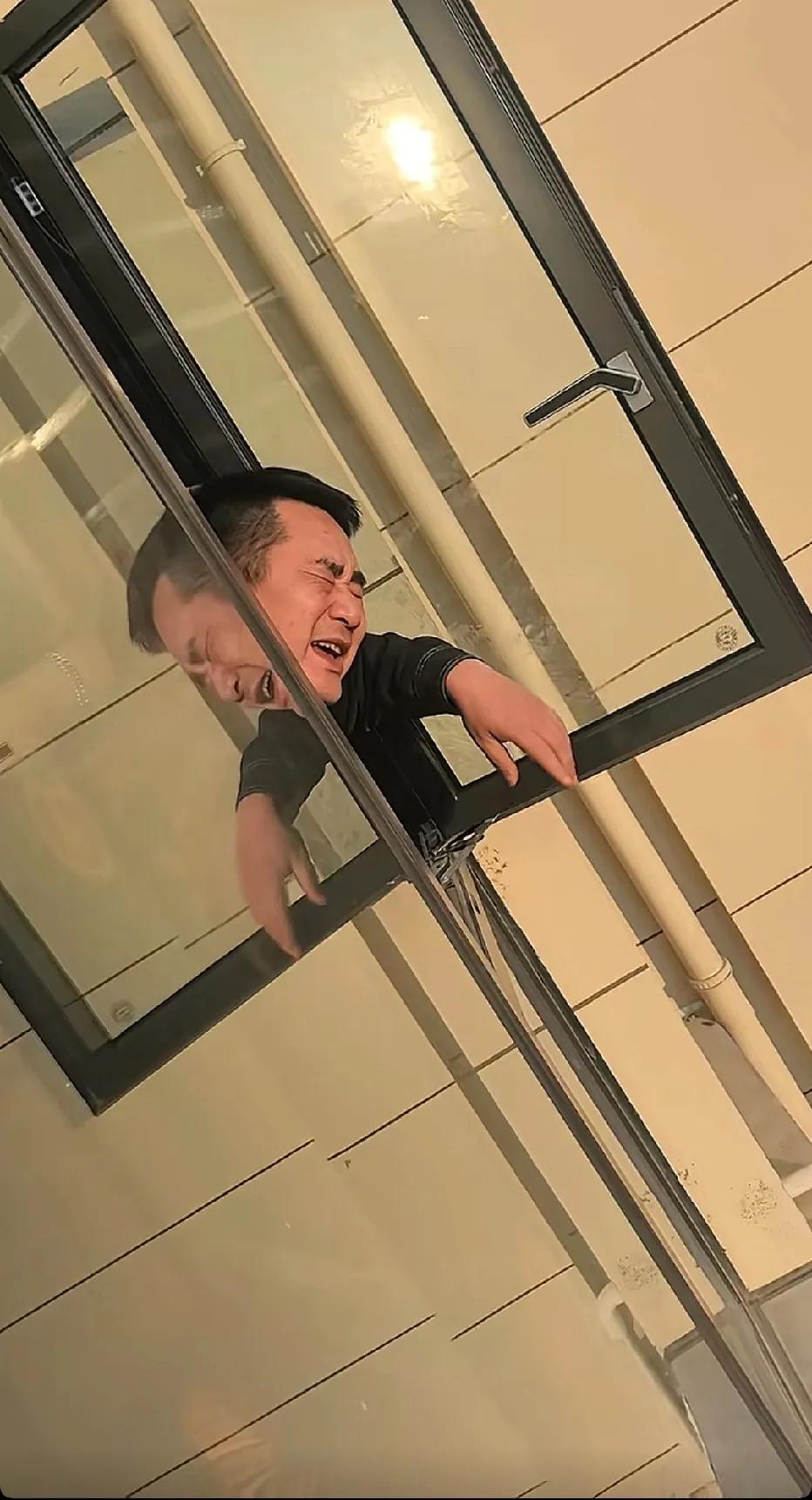 怎么进去的？[捂脸哭]先拍视频……怎么出来？