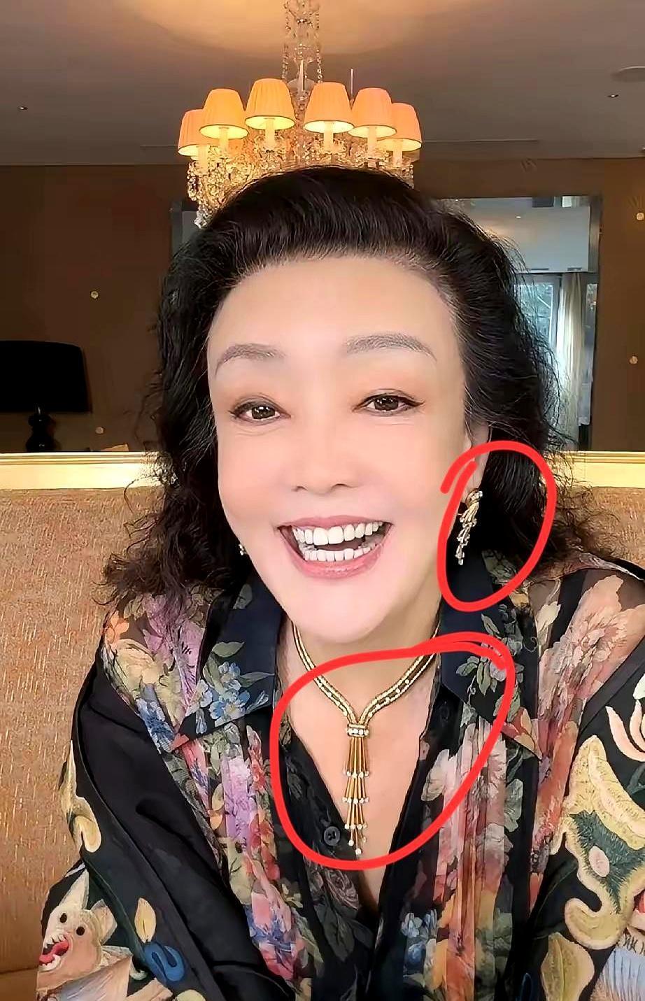 张兰直播聊到珠宝归属，粉丝一句话让她瞬间沉默。昨天小年张兰不是开播了嘛，跟大伙