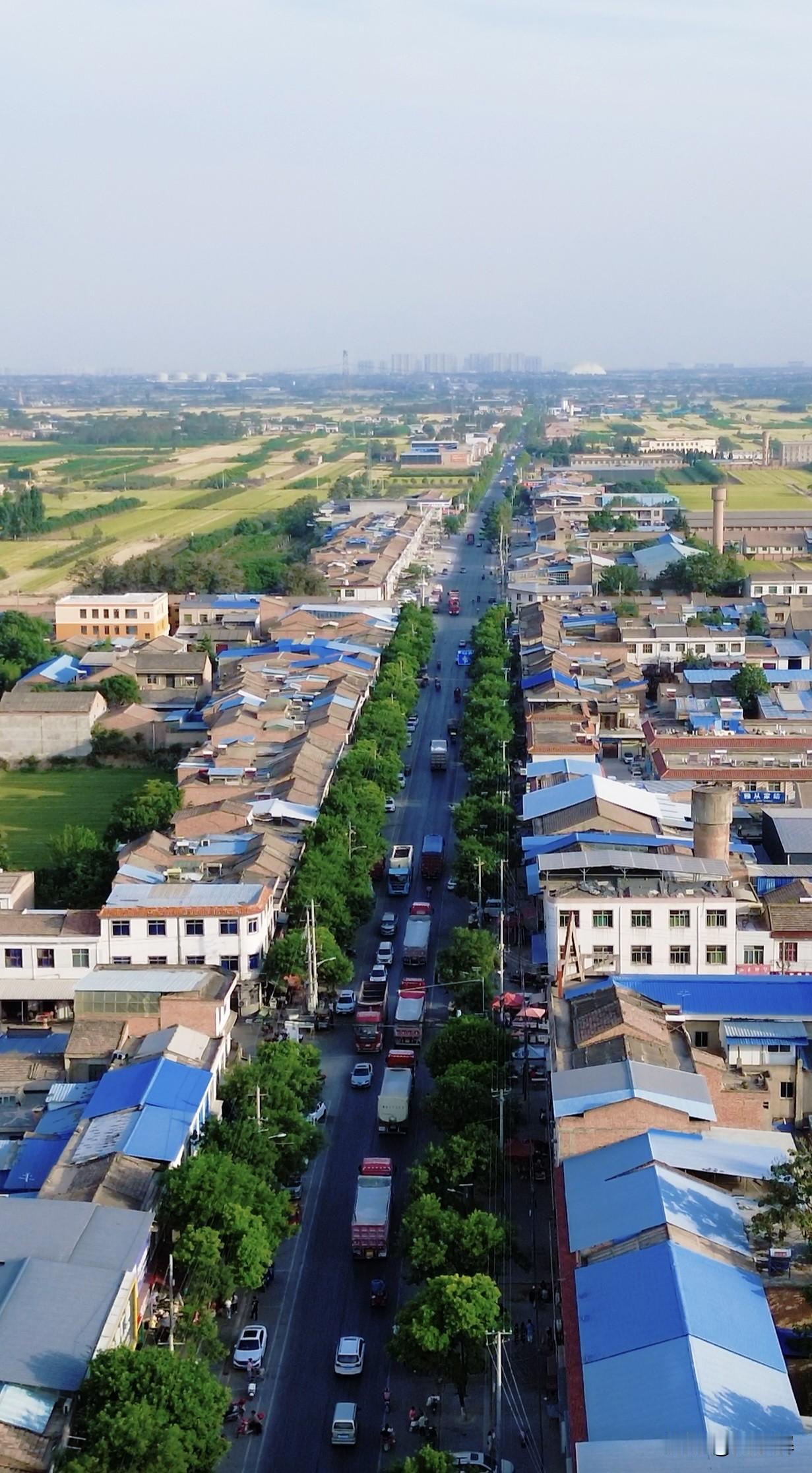 阡东镇，隶属于陕西省咸阳市礼泉县，地处咸阳市北部。东与泾阳县太平镇接壤，南与秦都