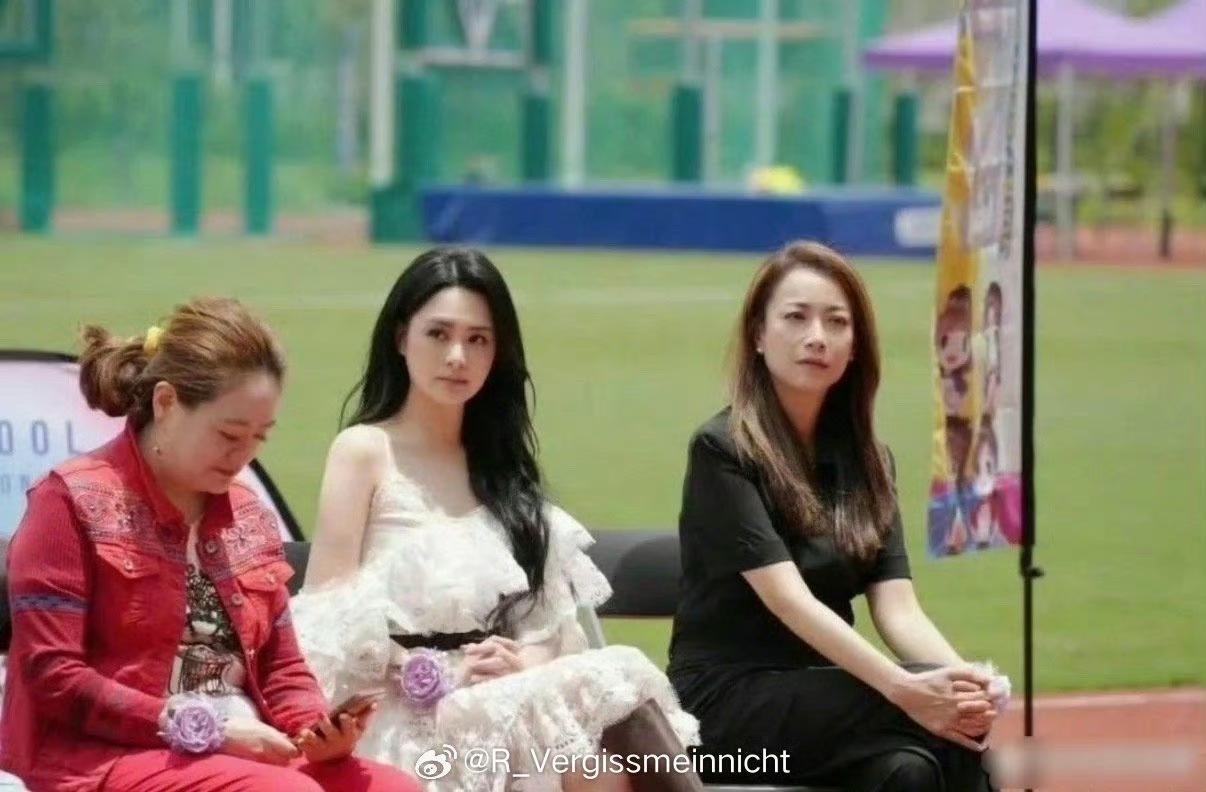 你敢信，44岁的阿娇，面部折叠度也太厉害啦！在阳光下她的眉骨就跟自带遮阳效果似的