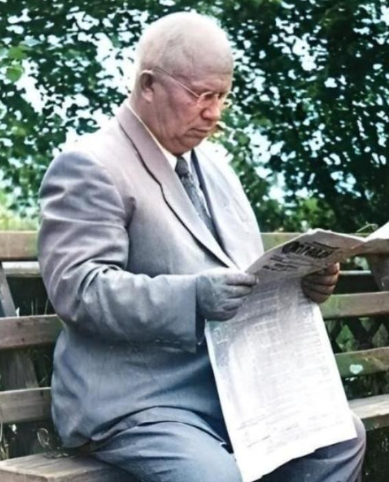 1964年被迫“退休”后的赫鲁晓夫在莫斯科郊外一所别墅内过起了闲云野鹤的生活，他