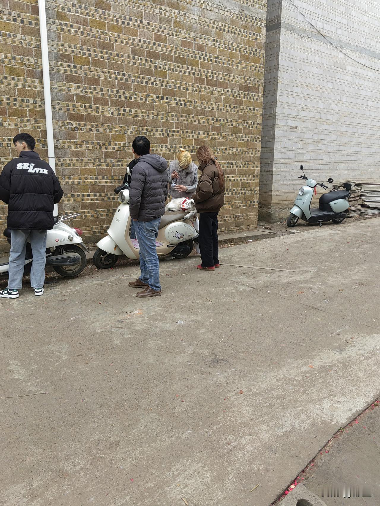 年初二走亲戚，为什么老一辈能侃侃而谈，而年轻一辈各自玩手机，都聊不到一起，没什么