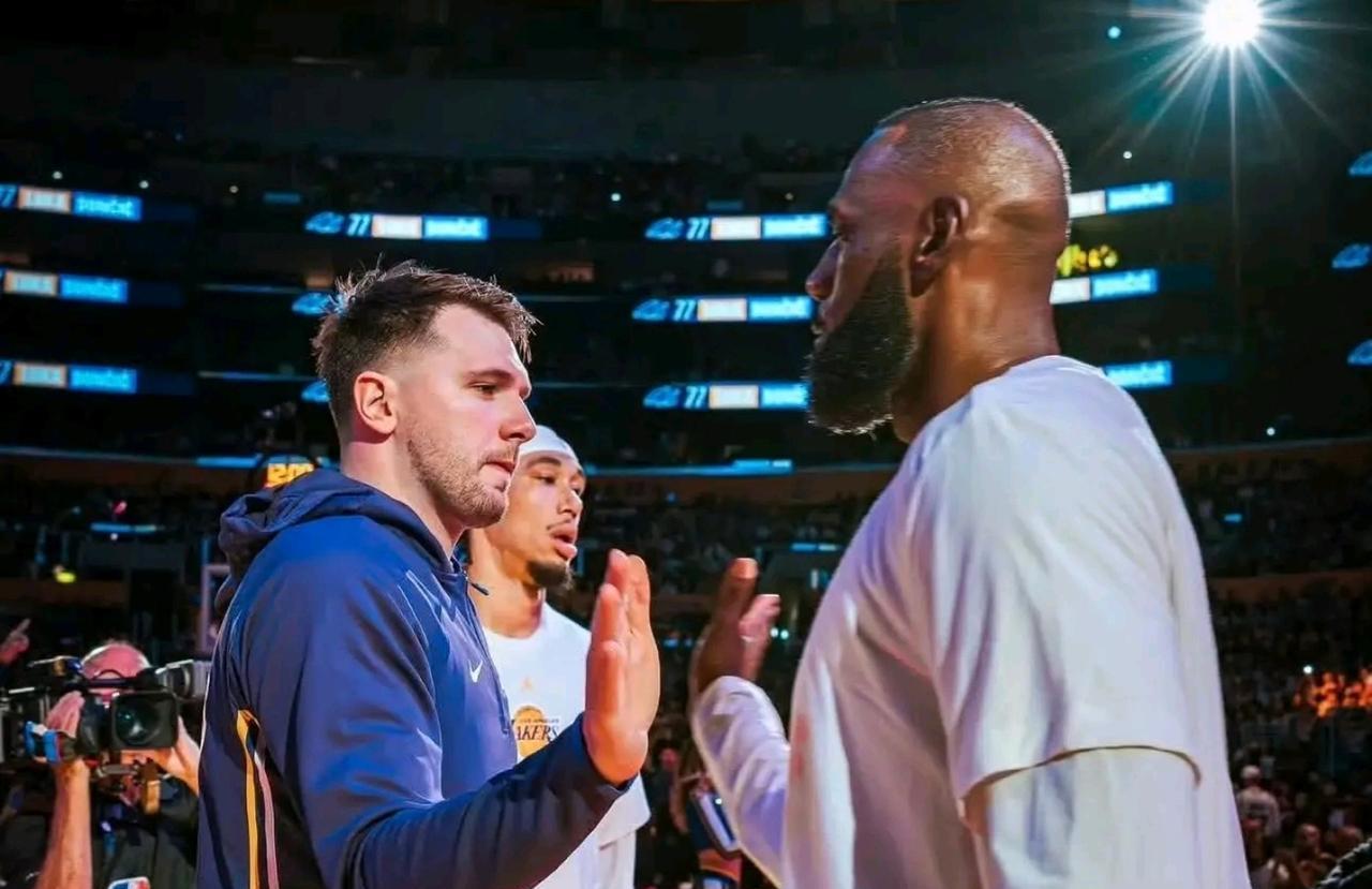 湖人这么交易是本赛季最优解考虑到本赛季用了中产合同签了艾顿和拉拉维亚，所以本赛