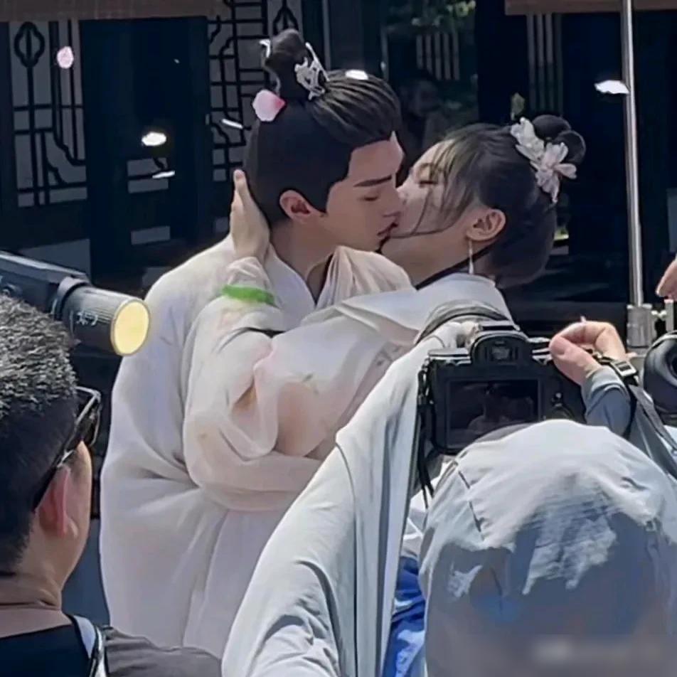 外甥女是拍短剧的，每天只休息三个小时，由于口臭，男演员都不好好和她拍吻戏。现