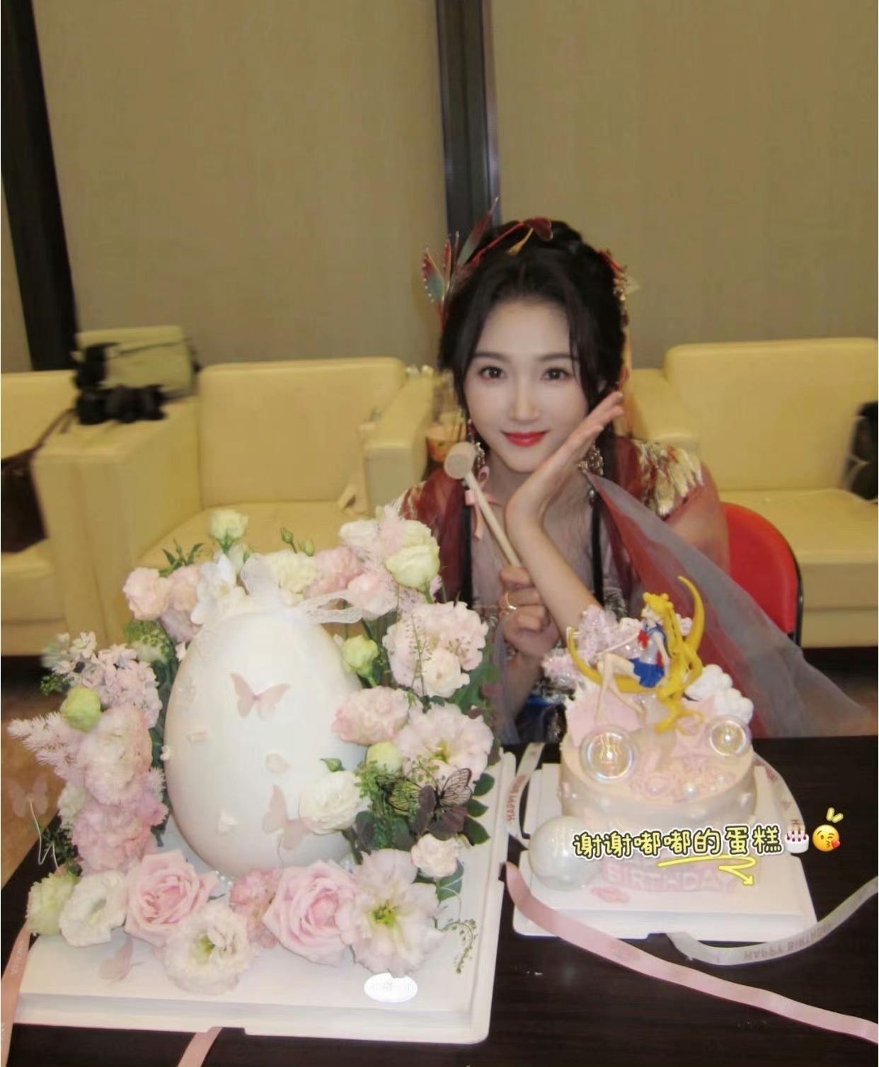 关晓彤晒陈都灵送的生日蛋糕，多年友情太好磕！关晓彤过生日，陈都灵的暖心礼物