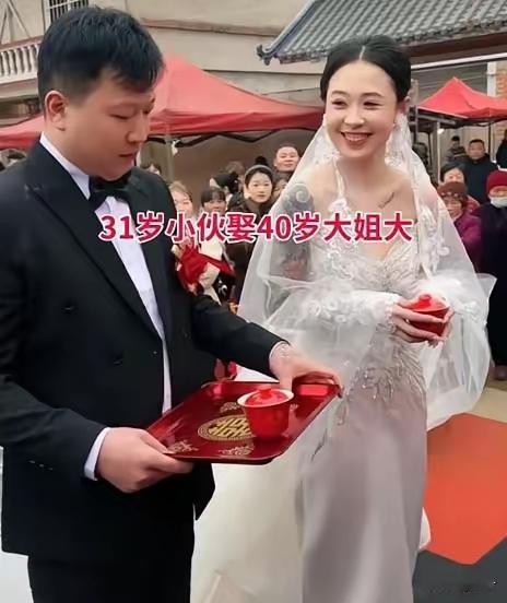 安徽这场婚礼视频传疯了，网友们可太爱“找茬”。40岁花臂新娘笑得灿烂，31岁新郎