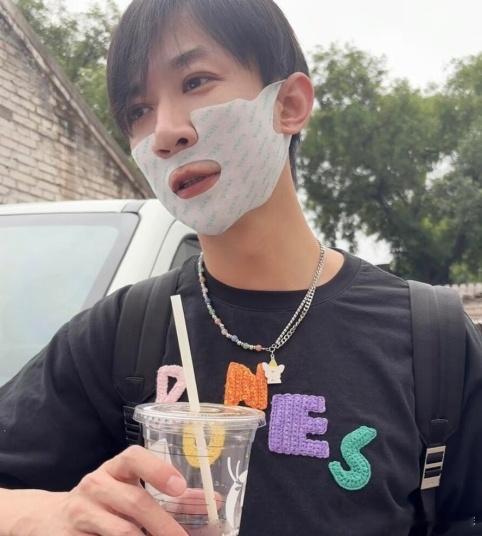 终于弄明白了，张维伊和董璇在节目中，脸上那半截东西不是什么防晒口罩，而是董璇代言