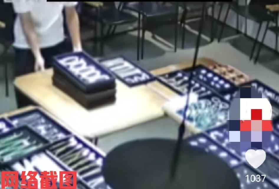 江苏苏州有珠宝店员工挪桌子。只不过此刻员工他没有在意，这桌子上还有玉手镯在上