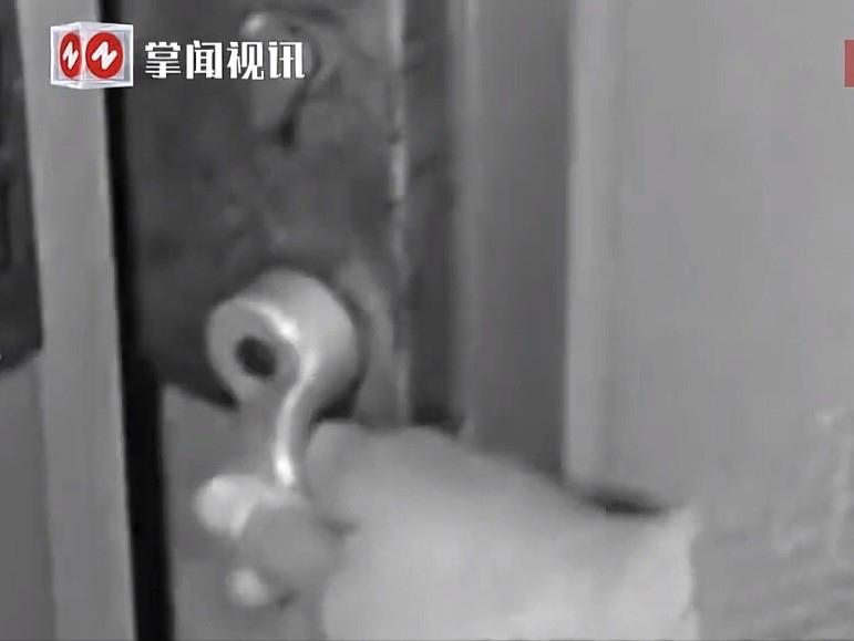 陕西汉中，男人伪装物管人员闯入女子家中抢劫，期间把她绑起来脱掉衣服，逼迫她做出羞