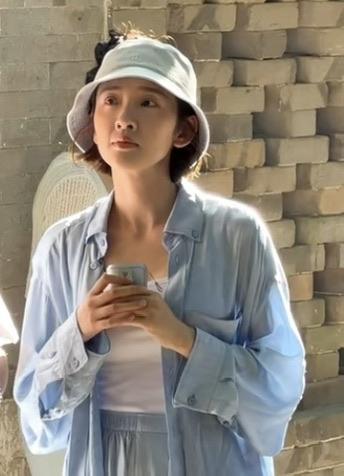 38岁唐艺昕从国外度假回来立马去大孤山祈福，素颜现身皮肤很好，丈夫张若昀因腿伤没