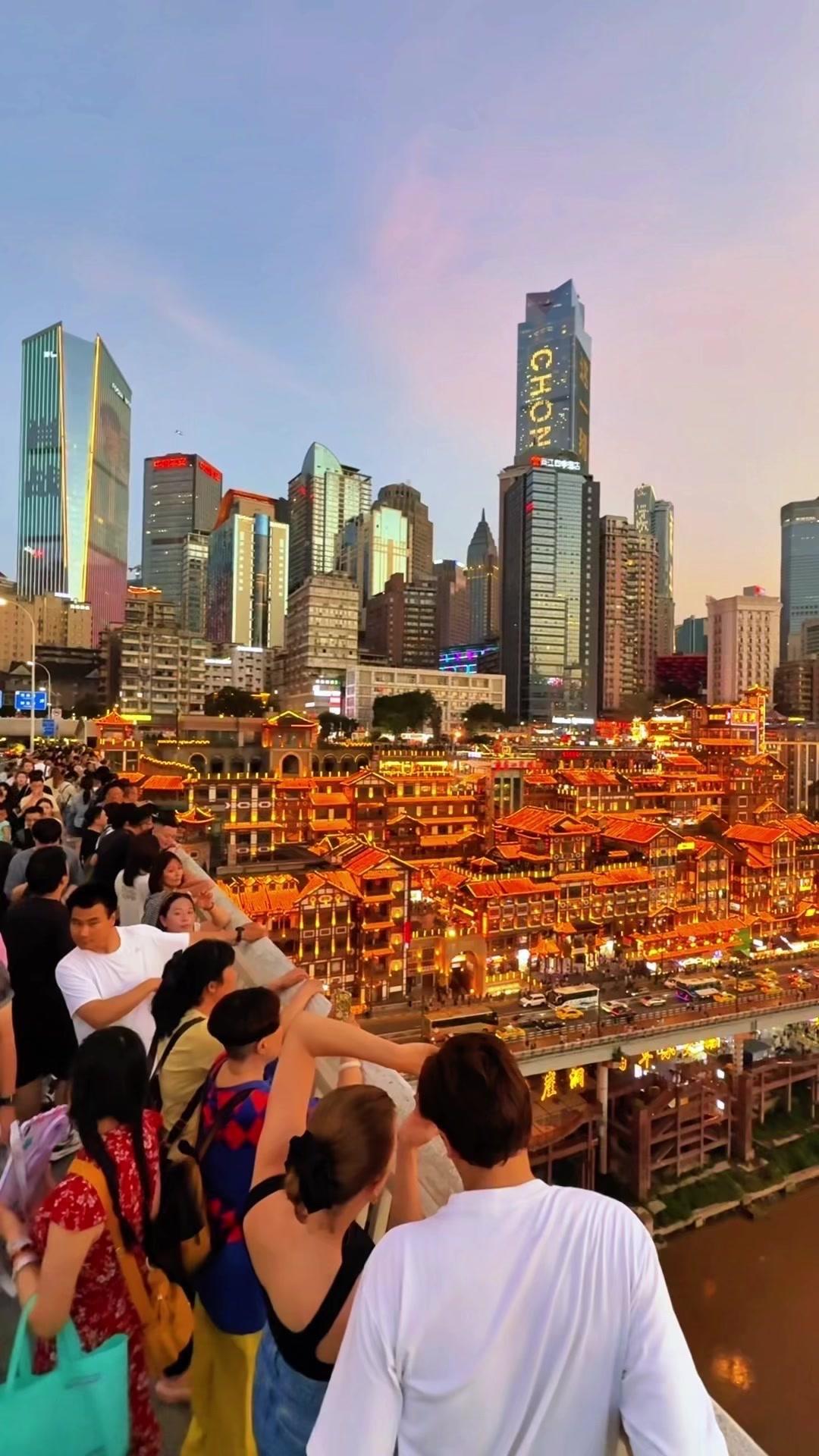 🌃洪崖洞的傍晚太绝了！一半鎏金一半霓虹的奇妙画面，把重庆的魔幻与浪漫拉满。江
