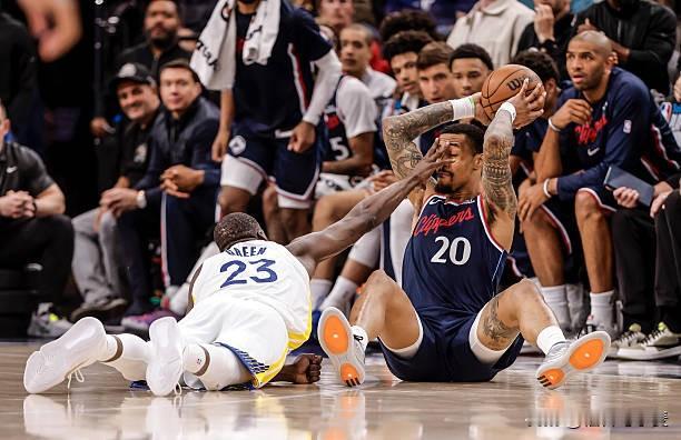 比赛最后一节，快船让洛佩斯打满整节，没有休息。即使已经被各种打爆，泰伦-卢都没有