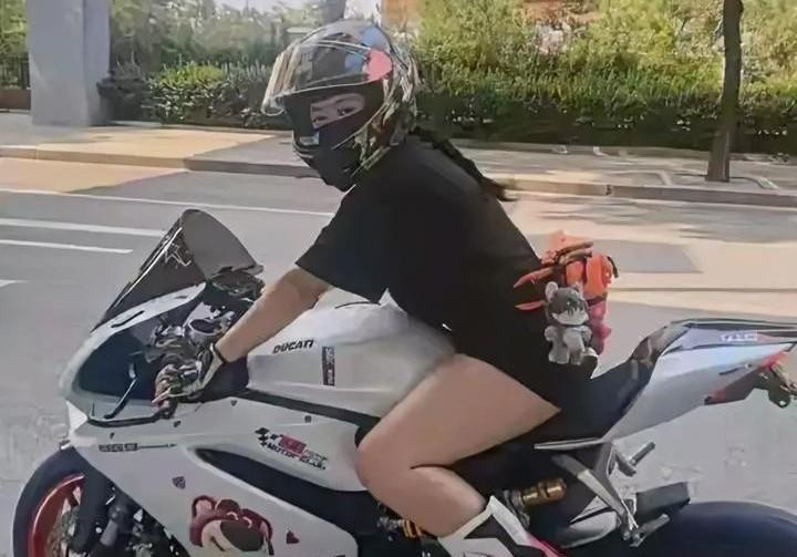 北京23岁机车女孩祝金焕，走了。因路面湿滑车辆失控，人直接没了。姑娘家境优渥，人