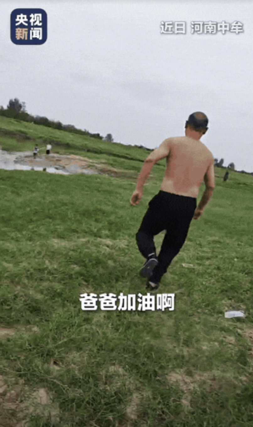 “这个大哥火到央视了！”三个男孩河边玩水，其中一个下水捡鞋出现意外，眼看小孩快要