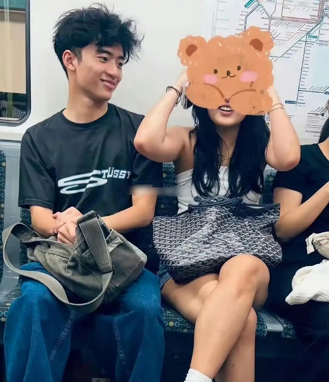 谢霆锋18岁大儿子和女友在澳洲坐地铁被偶遇，真是完美继承了父母的优良基因。