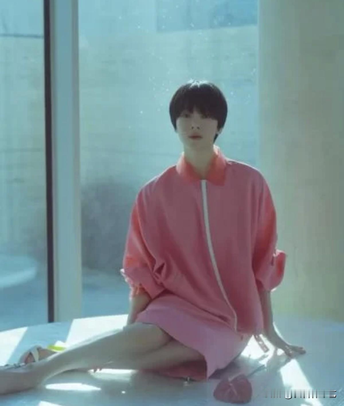 18日，演员宋慧乔在自己的Instagram上上传了多张照片。公开的照片中，宋慧